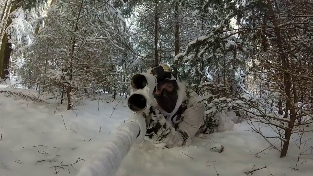Partie d'Airsoft impressionnante :  duo de snipers grandiose dans une forêt enneigée