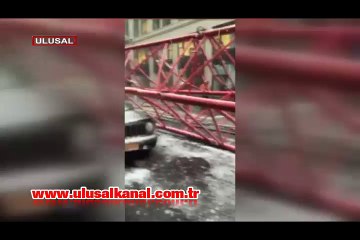 Yüzlerce metre uzunluğundaki vinç onlarca aracı biçti.