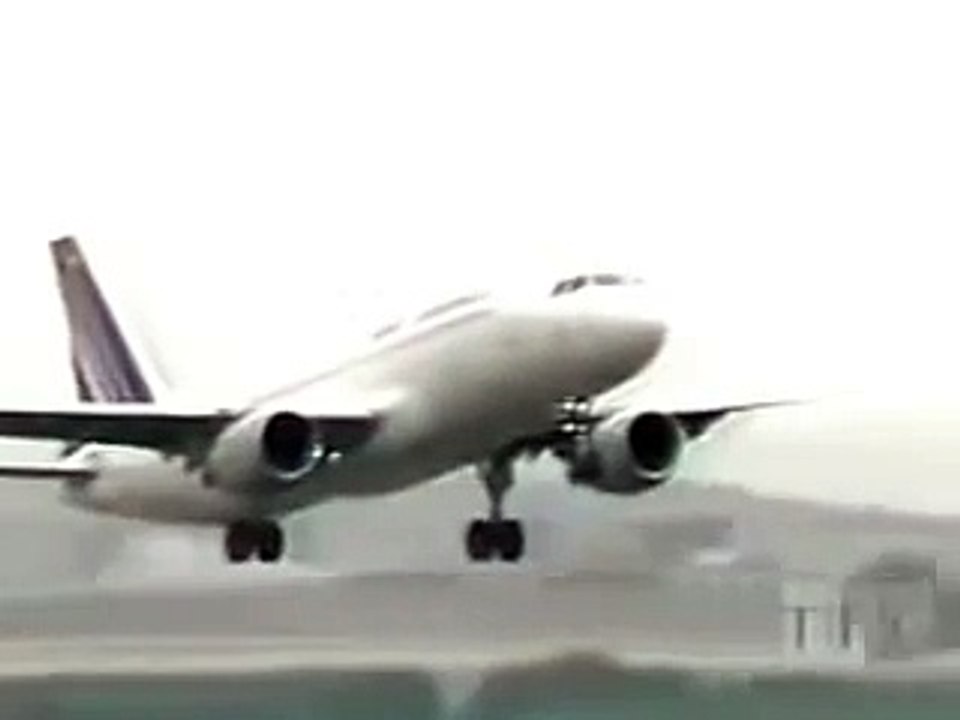 Жесть! Самолёт съехал с полосы в лес!
