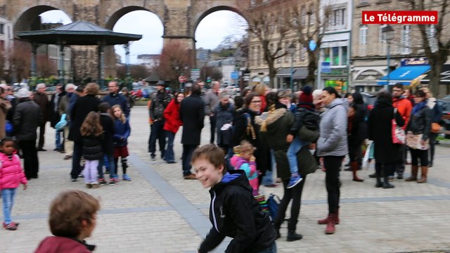 Morlaix. Menu unique. 200 personnes mobilisées devant la mairie