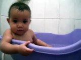 Amarillys com 8 meses se divertindo na banheira