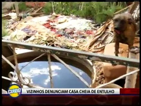 VIZINHOS DENUNCIAM CASA CHEIA DE ENTULHO