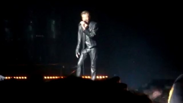 Johnny Hallyday perd la boule, il salue Clermont-Ferrand lors d’un concert à St-Etienne