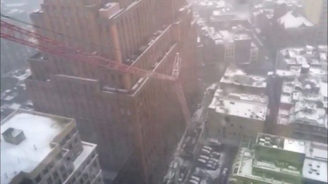 Une grue s'effondre à New-York en pleine rue