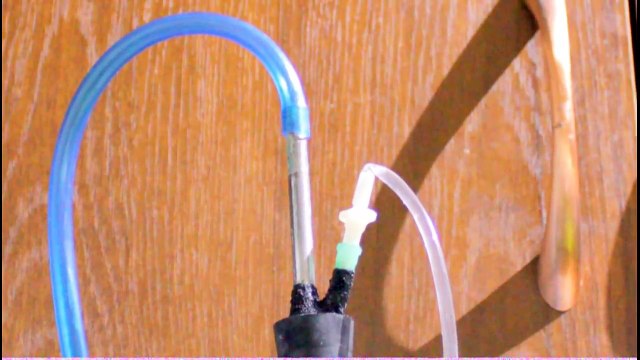 Получение хлора из отбеливателя и растворение его с образованием хлорной воды