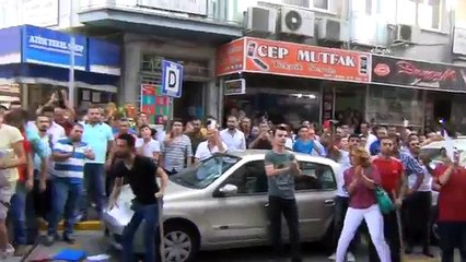 Balıkesir HDP il binasına giren grup eşyaları ateşe verdi