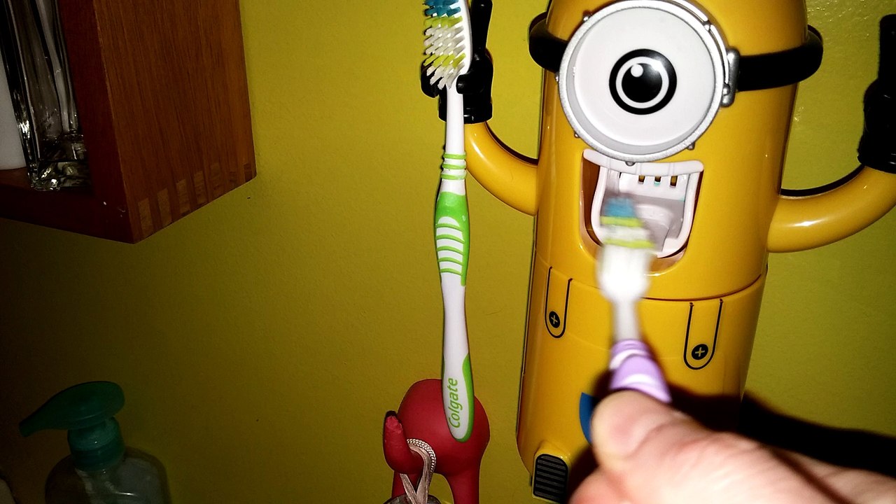 How to put toothpaste