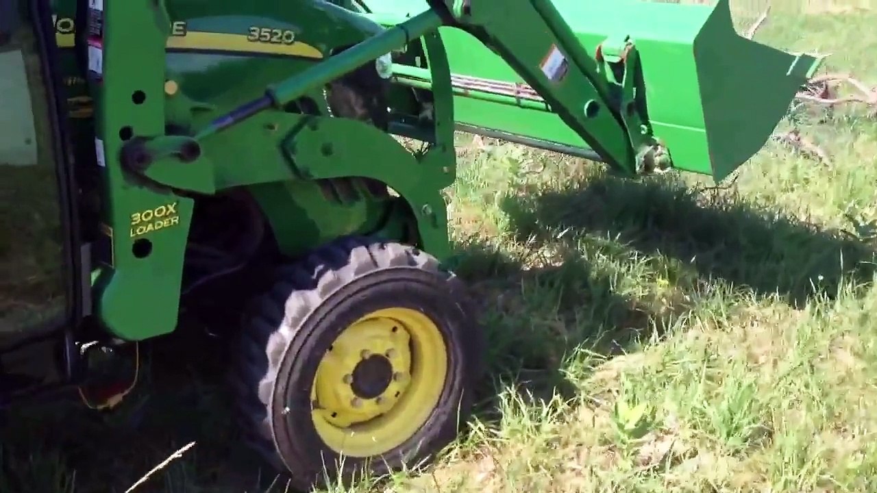 John Deere 3520 tractor working