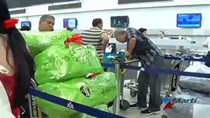 Venezolanos llenan sus bolsos en el exterior con alimentos para traer al país