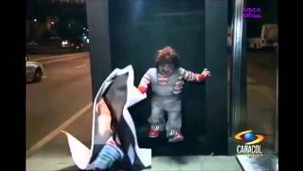Buenisima broma en parada de bus con Chuky / Joke at the bus stop