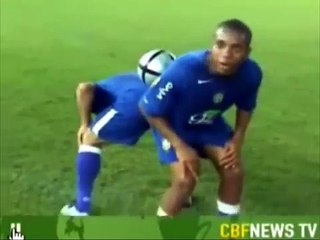 Ronaldinho demonstra habilidade ao humilhar Robinho em embaixadinha