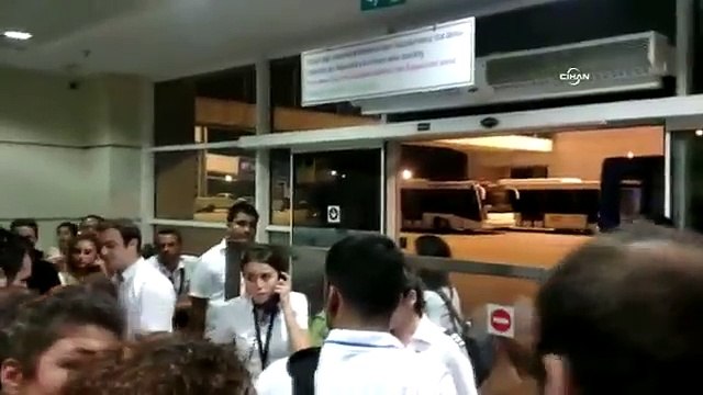 Uçak 3 saat rötar yaptı, yolcular tepki gösterince polis gözaltına aldı