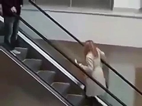 Блондинка против эскалатора ПРИКОЛ дня