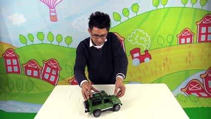Çocuk gibi oyuncak oynayan adam Bruder Jeep Land Rover