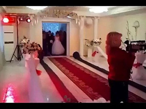 دلہا اور دُلہن کا الیسا استقبال آپ نے پہلے کبھی نہ دیکھا ہو گا ۔۔۔ کمال ہے