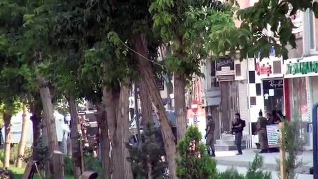 Yüksekova'da, jandarma özel harekat sokağa indi