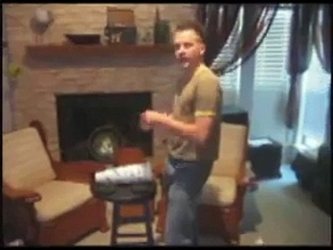 этот парень играет в русскую рулетку не очень умный парень