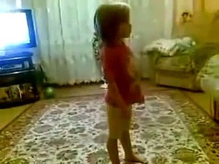 Девочка ругает родителей!