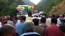 Tunceli'de yol kesen PKK'lılar araç yaktı