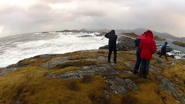 МОЩНЫЙ ШТОРМ И ПЬЯНЫЙ МОСТ В НОРВЕГИИ
