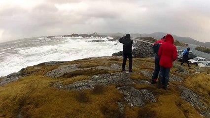 МОЩНЫЙ ШТОРМ И ПЬЯНЫЙ МОСТ В НОРВЕГИИ