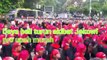 Massa Buruh Bawakan 'Pocong' untuk Presiden Jokowi