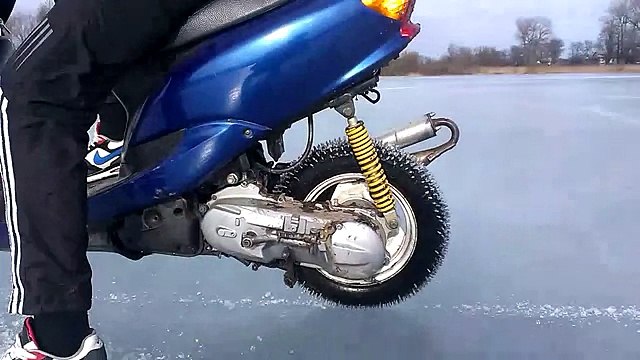 Scooter Yamaha jog Drift. Sladeways ice Дрифт на скутере Ямаха по льду