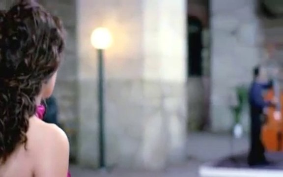 ister güneş ol yak beni, yağmurum ol ağlat beni aklım başka duygularım başka yerde .