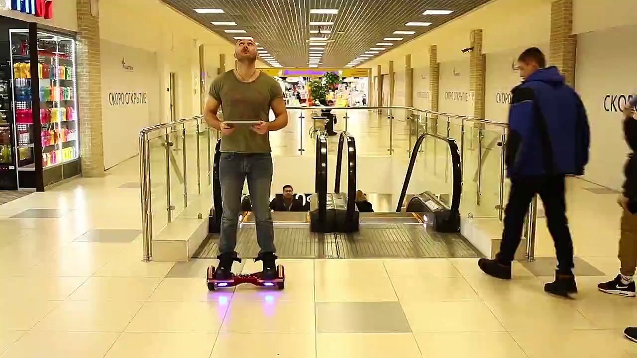 Un enfant fait tomber l'iPad lors d'un numéro d'équilibriste