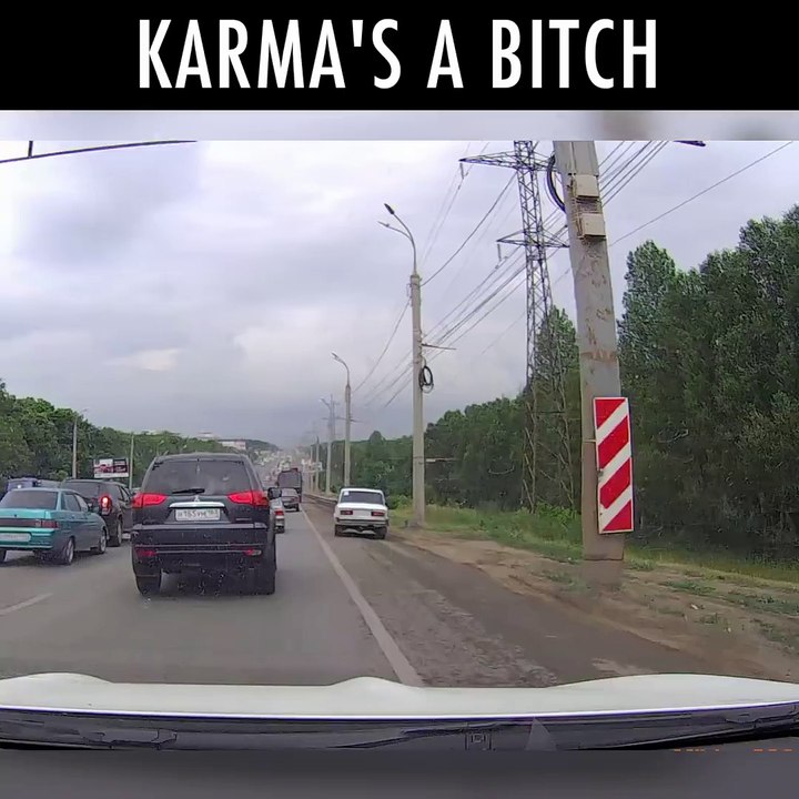 Quand un automobiliste essaie de doubler tout le monde, le karma le rattrape