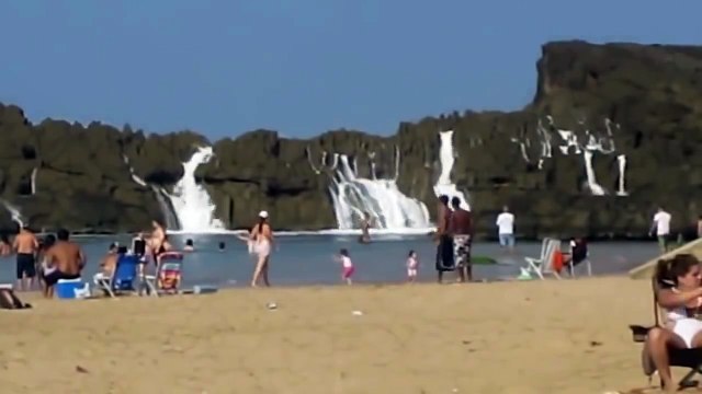 Мощная волна накрыла отдыхающих!