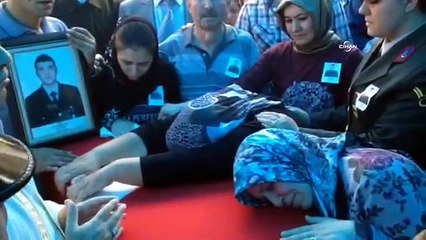 Şehidin ablası, askerin gözyaşlarını sildi