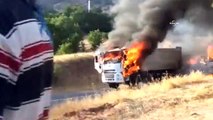 PKK, ikinci kez araçları ateşe verdi, yola bomba koydu