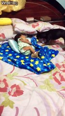 Un chien borde un bébé pour la nuit... Adorable