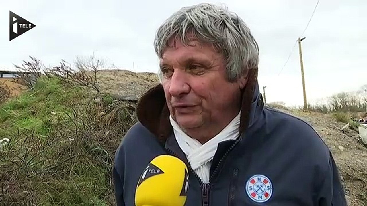 Des réfugiés en difficulté sur un bateau secourus au large de Sangatte