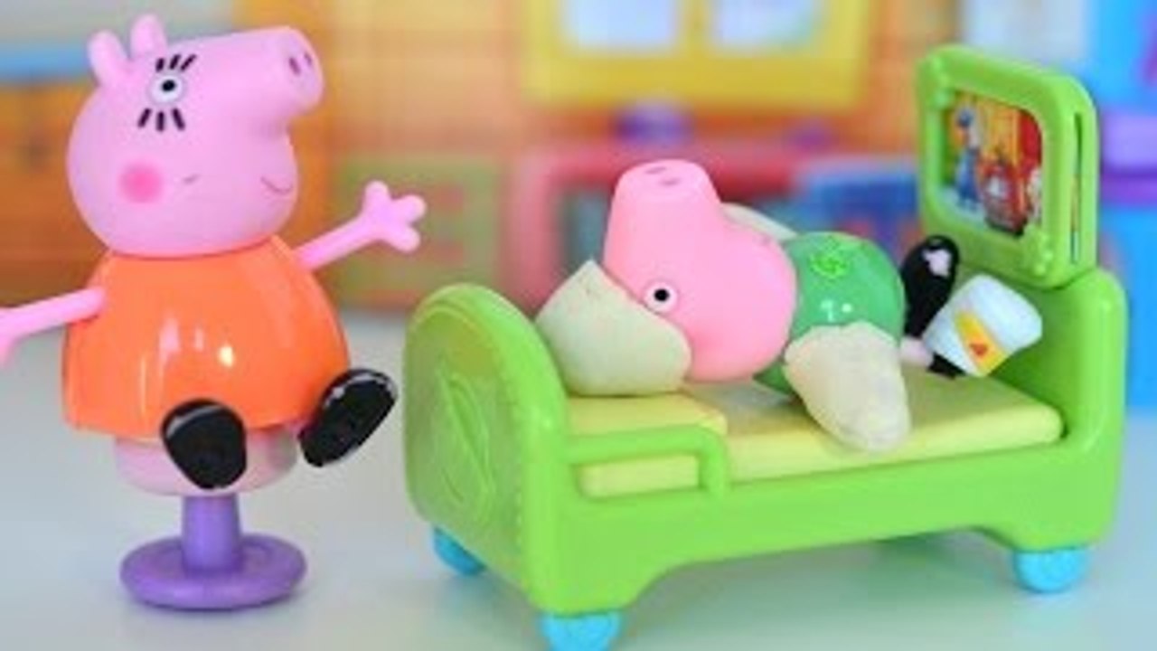 Pig George da Familia Peppa Pig cai de cima da Casa e vai Para Hospital!!! Em Portugues Tototoykids