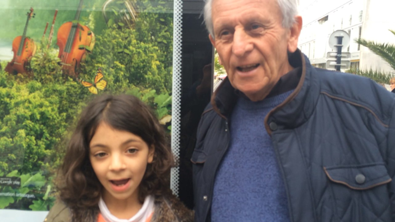 Folle journée: Anna et papi Patrice poussent la chansonnette