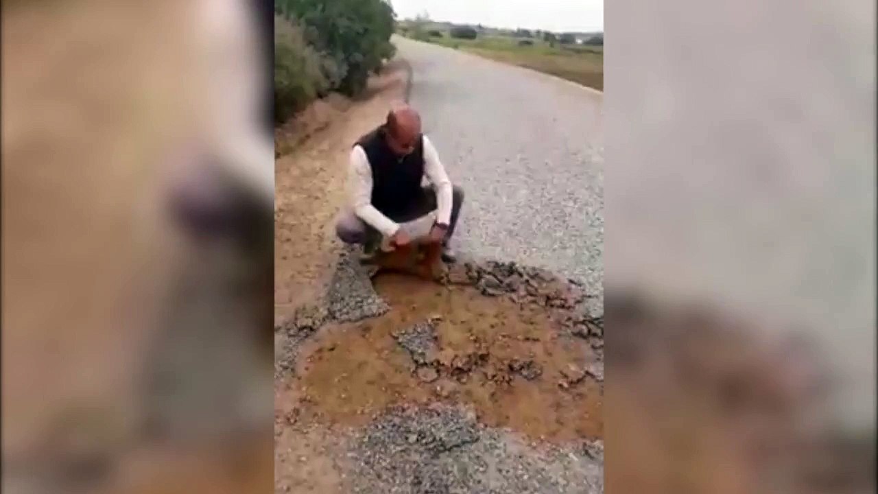 مواطن يقتلع طريقا مغشوشة