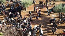 الاف السوريين يفرون من حلب وتركيا تغلق حدودها