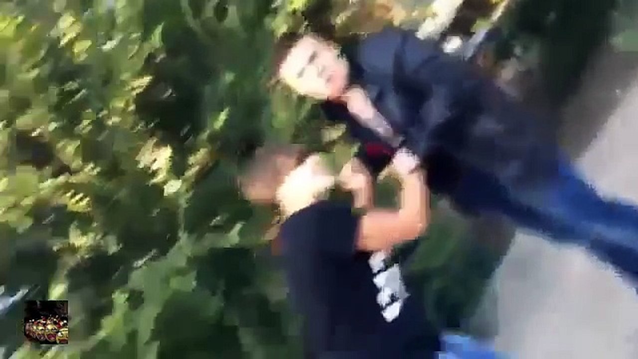 Девушка избивает своего парня за измену