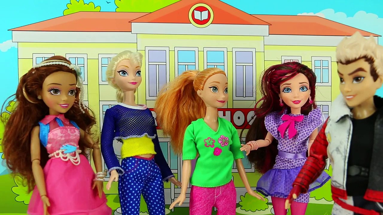 Descendants Evie and Mal are Saved by Elsa and Anna from Frozen. DisneyToysFan