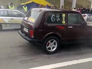 Авто гонки Нива натягивает BMW