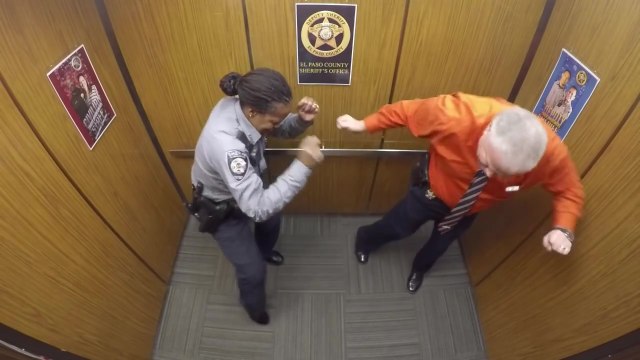 Des policiers dansent sur Watch me nae nae dans un ascenseur