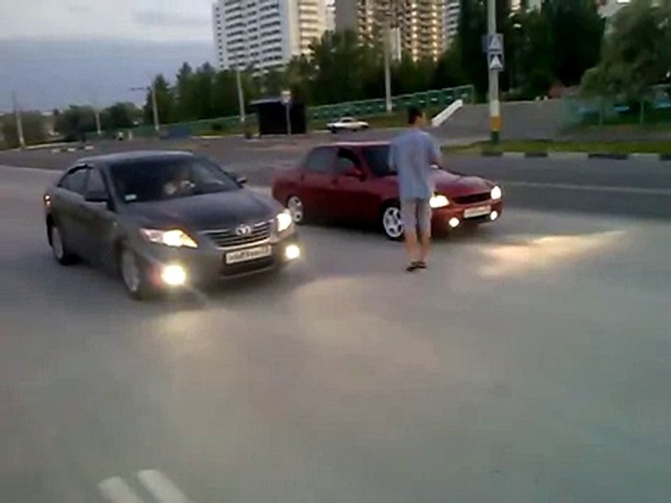 Гонки .Toyota Camry и . Lada Priora