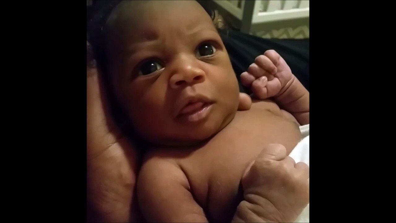 Ce bébé fait un doigt à son papa... Quel amour!