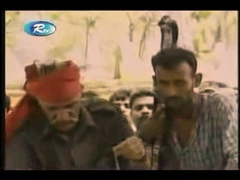 Man eating live Cobra snakes like noodles in Bangladesh - Believe It or Not