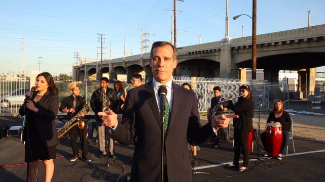 Le maire de Los Angeles chante un slow pour annoncer des travaux