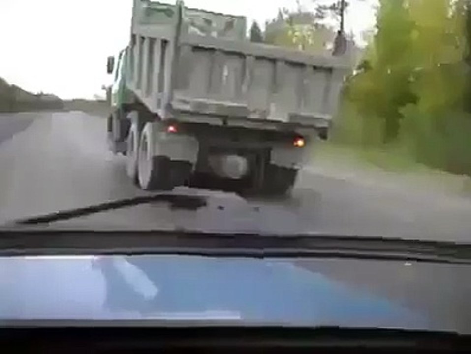 CAMIÓN EQUILIBRISTA ANDA SIN UNA RUEDA (360p)