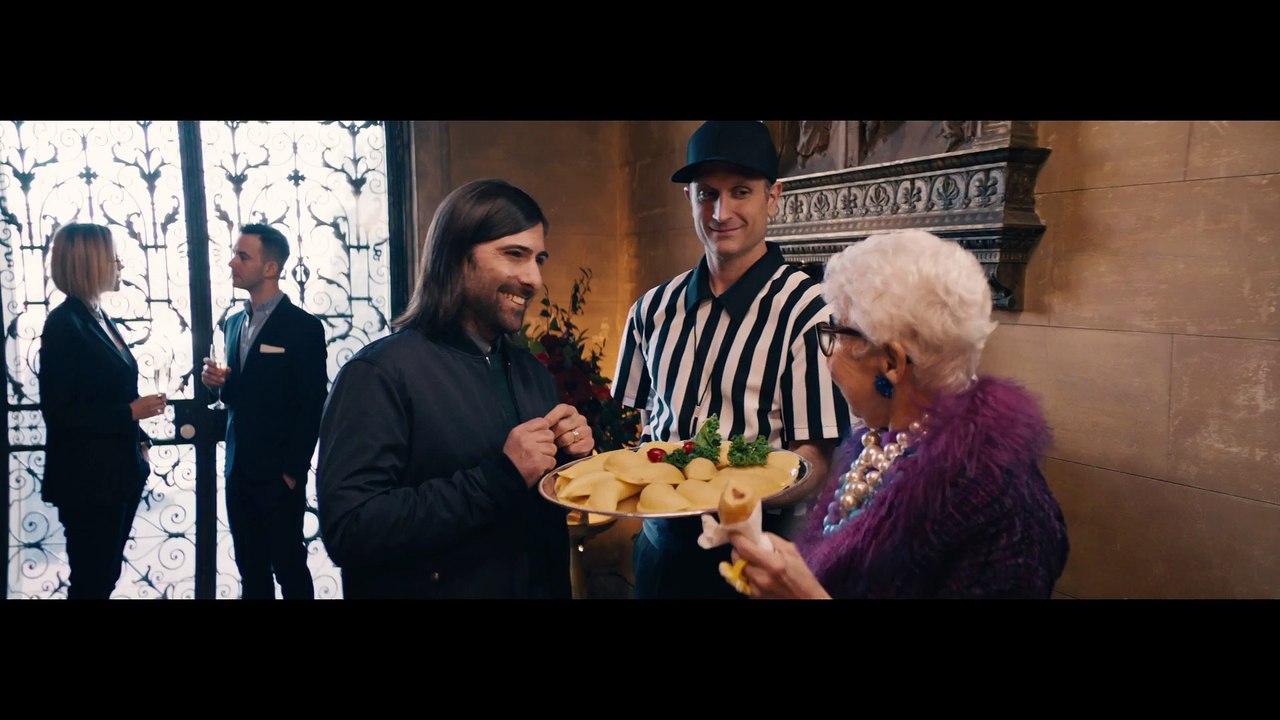 Pub Amazon :  #BaldwinBowl Party avec Alec Baldwin, Dan Marino, Jason Schwartzman, & Missy Elliot pour le Super Bowl [HD]
