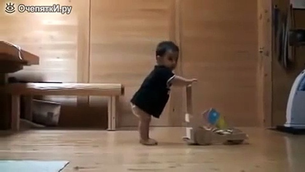 Мурка учит маленького ходить